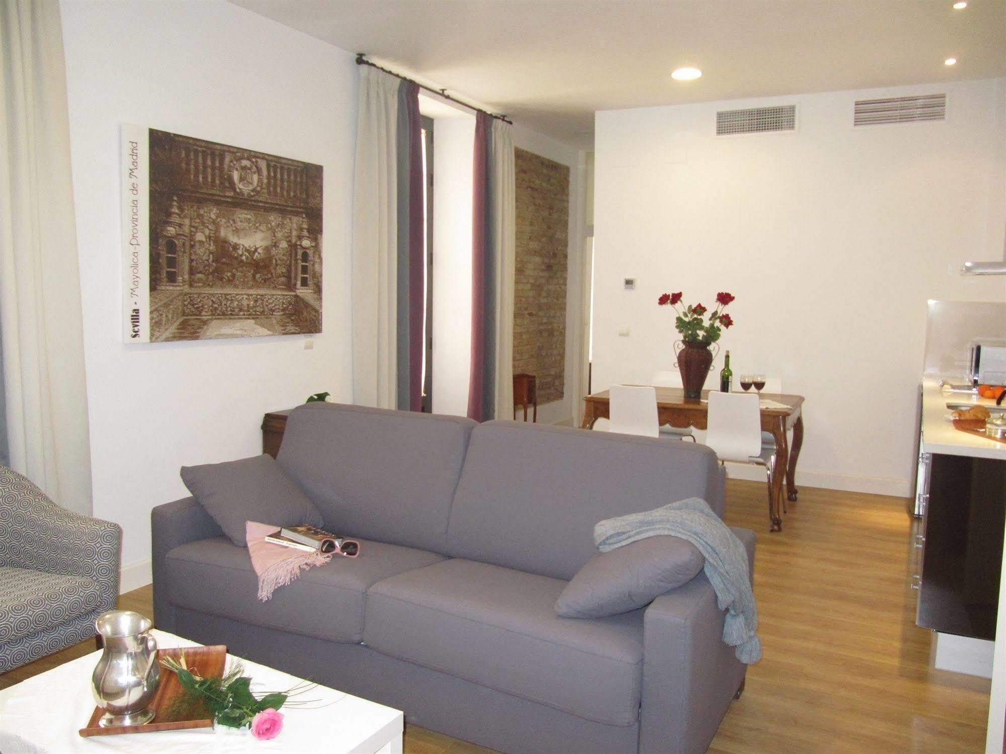 Life Apartments Alberto Lista Seville Luaran gambar